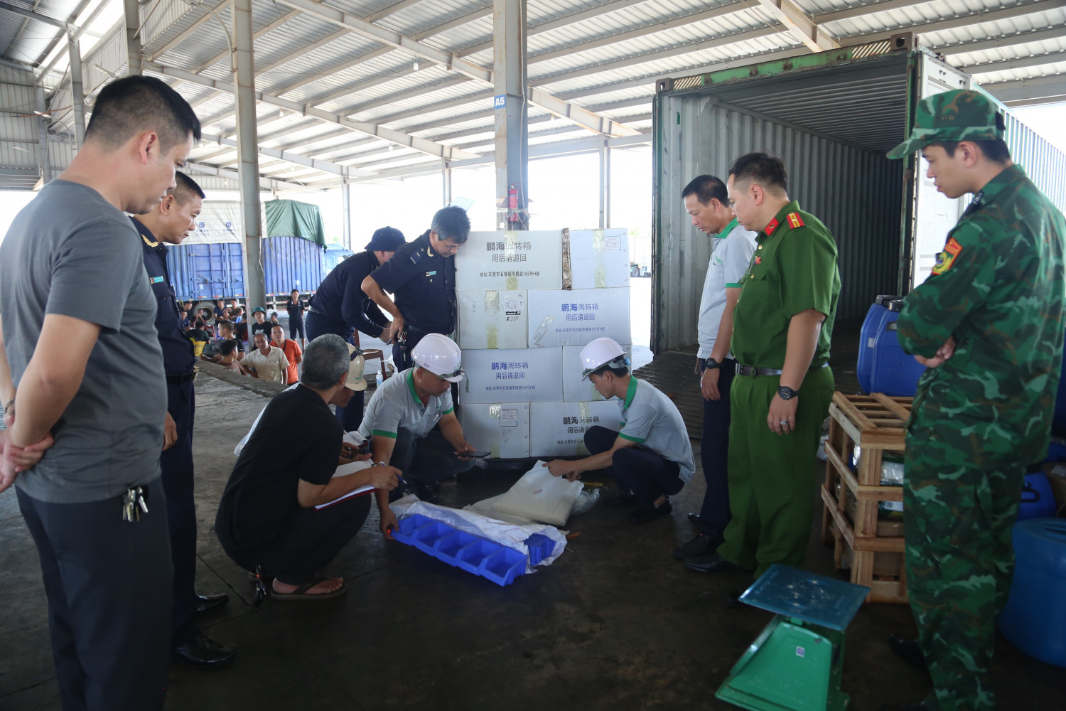 Triệt phá đường dây buôn lậu hàng gia công tại Cửa khẩu Bắc Luân 2 gây thiệt hại lớn - Ảnh 2.