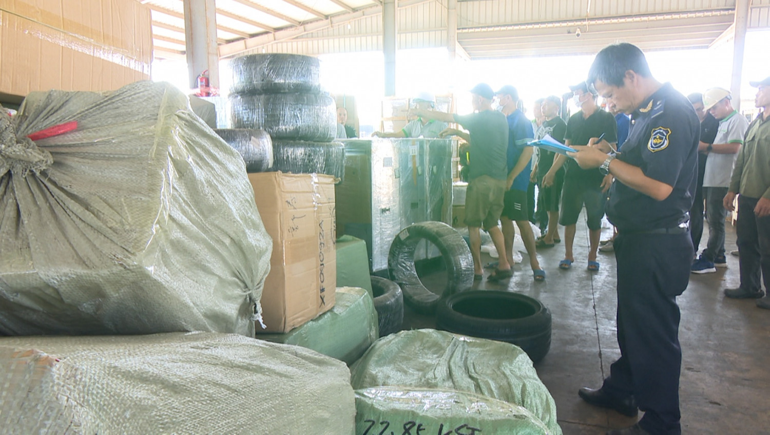 Triệt phá đường dây buôn lậu hàng gia công tại Cửa khẩu Bắc Luân 2 gây thiệt hại lớn - Ảnh 3.