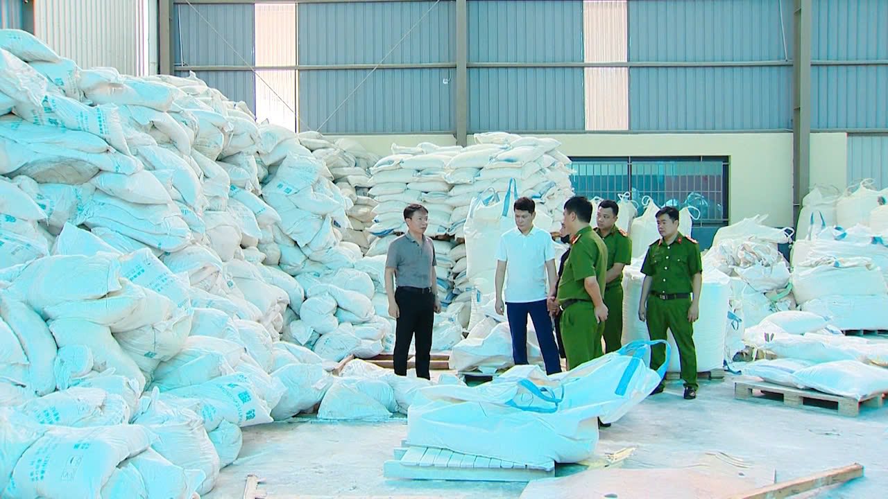 Bắt tạm giam Giám đốc Công ty Sản xuất bình chữa cháy giả tại Phú Thọ - Ảnh 3.