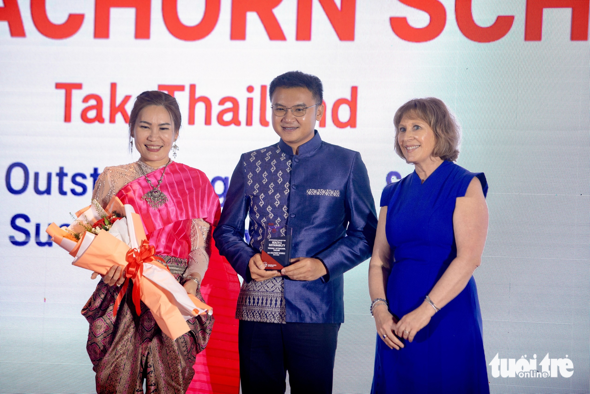 ‘Biến rác thành chữ’ giúp ngôi trường nghèo ở Indonesia giành giải Trường học lành mạnh nhất AIA - Ảnh 3.