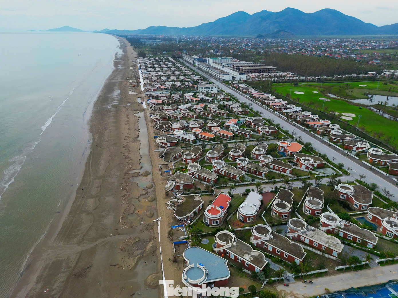 Tận thấy khu du lịch có hàng chục căn villa 'rách nát' do bão- Ảnh 2.