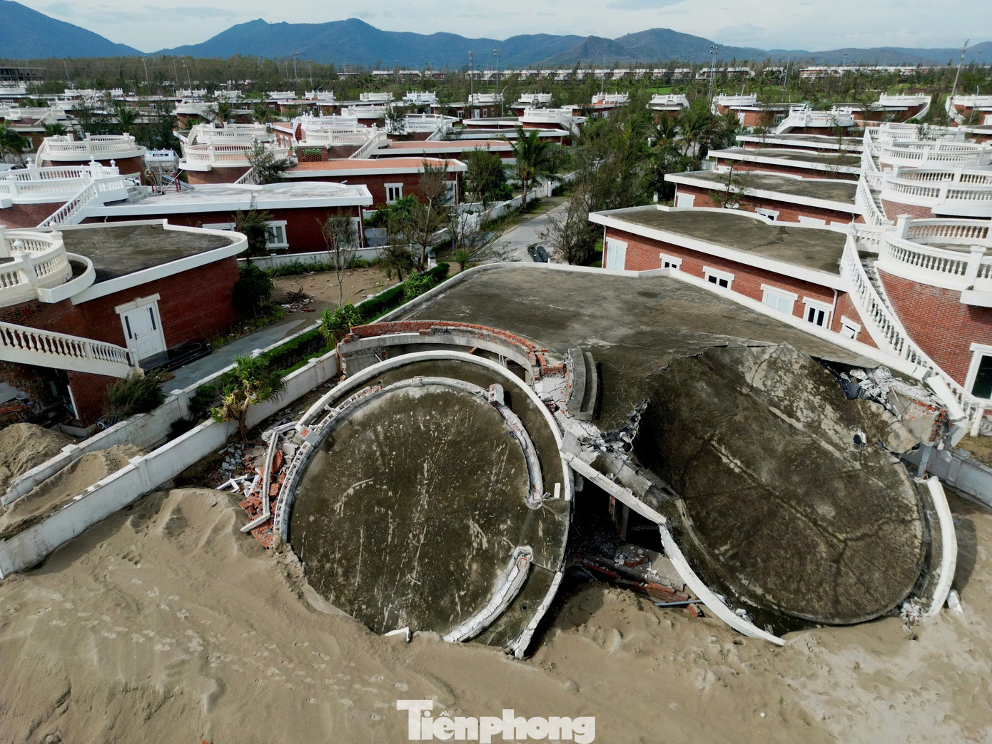 Tận thấy khu du lịch có hàng chục căn villa 'rách nát' do bão- Ảnh 3.