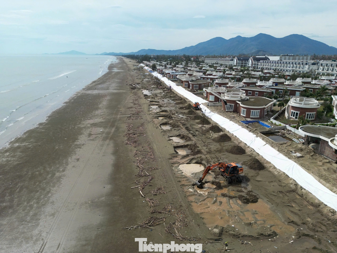 Tận thấy khu du lịch có hàng chục căn villa 'rách nát' do bão- Ảnh 4.