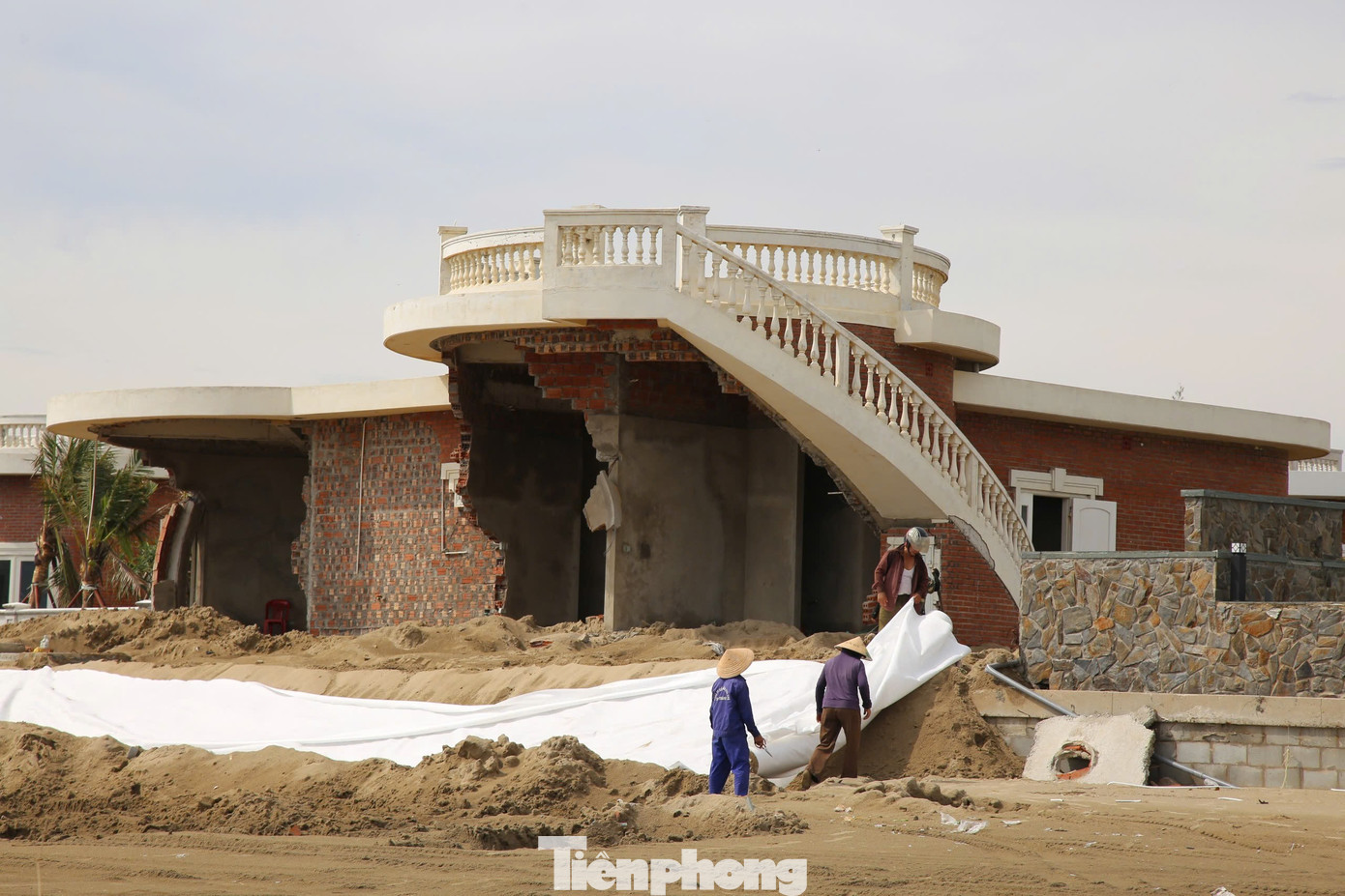 Tận thấy khu du lịch có hàng chục căn villa 'rách nát' do bão- Ảnh 5.