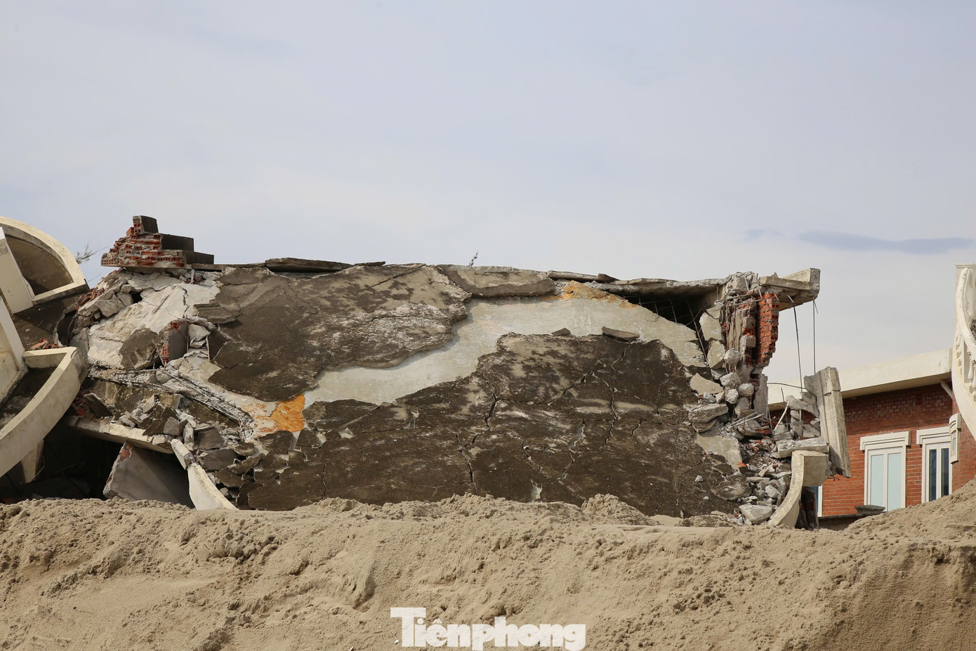 Tận thấy khu du lịch có hàng chục căn villa 'rách nát' do bão- Ảnh 6.