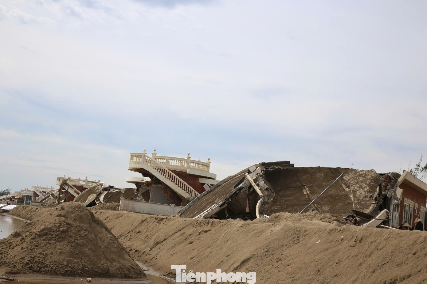 Tận thấy khu du lịch có hàng chục căn villa 'rách nát' do bão- Ảnh 7.