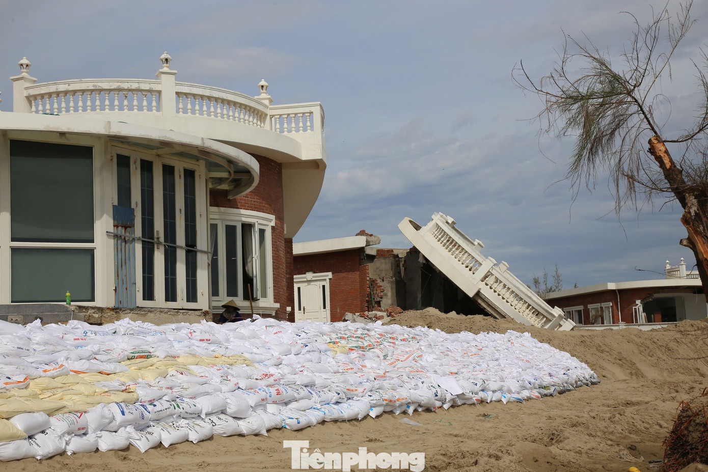Tận thấy khu du lịch có hàng chục căn villa 'rách nát' do bão- Ảnh 8.