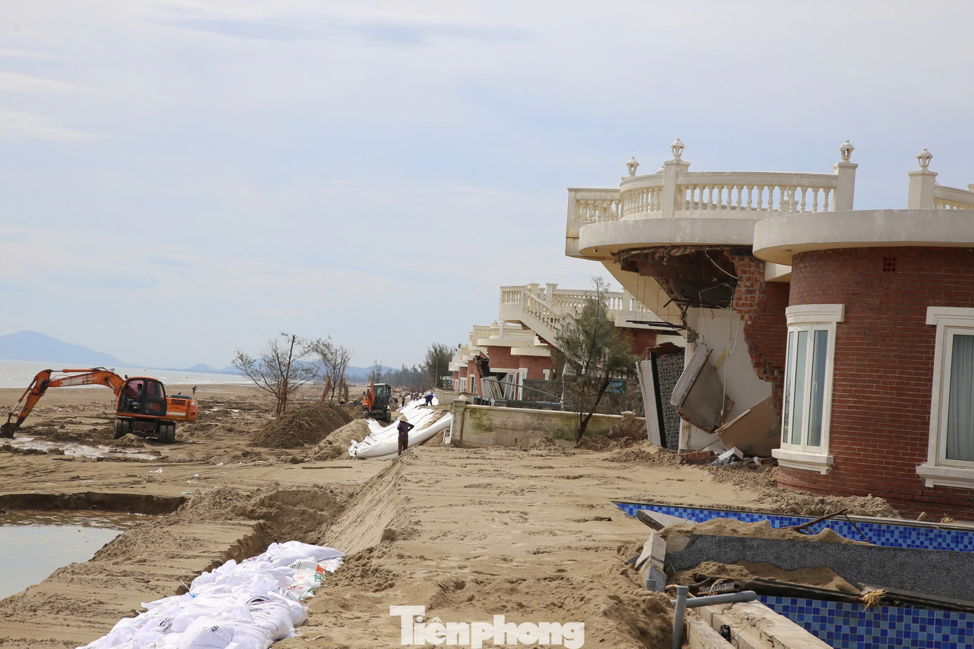 Tận thấy khu du lịch có hàng chục căn villa 'rách nát' do bão- Ảnh 9.