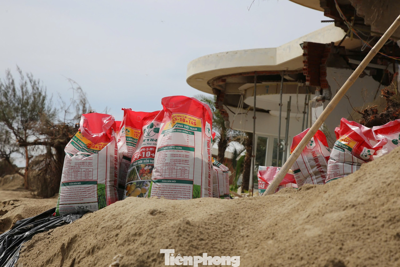 Tận thấy khu du lịch có hàng chục căn villa 'rách nát' do bão- Ảnh 10.