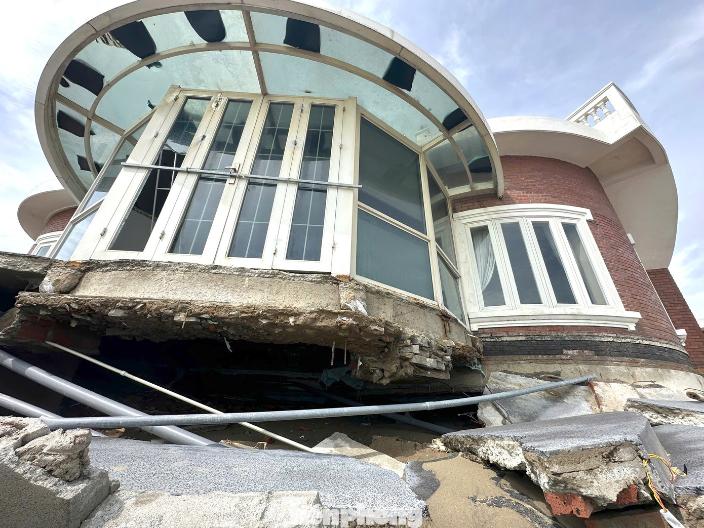 Tận thấy khu du lịch có hàng chục căn villa 'rách nát' do bão- Ảnh 12.