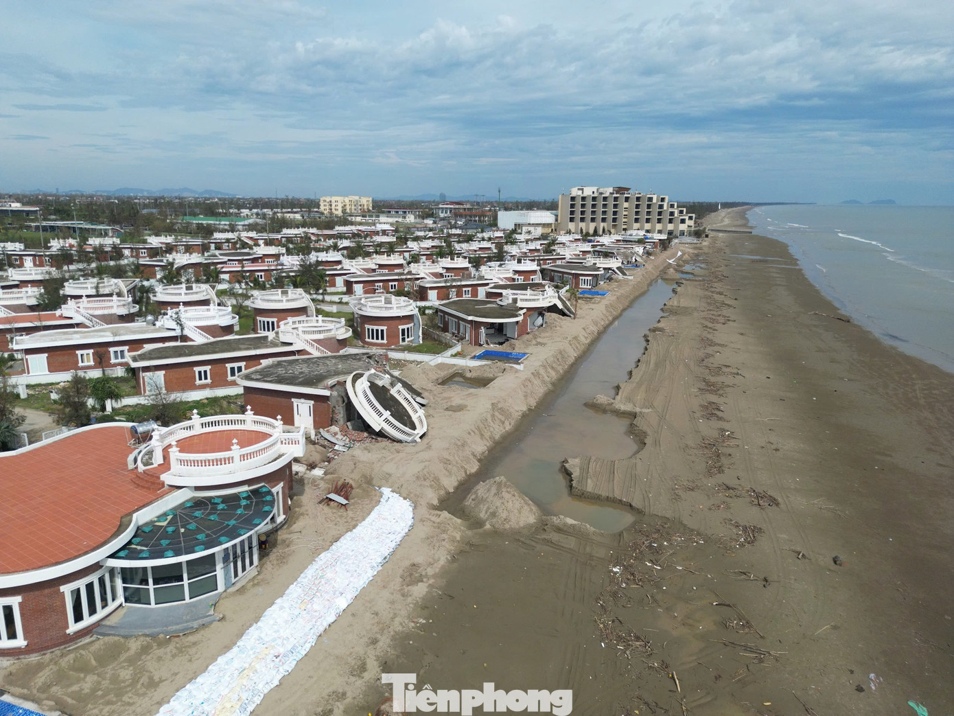 Tận thấy khu du lịch có hàng chục căn villa 'rách nát' do bão- Ảnh 13.