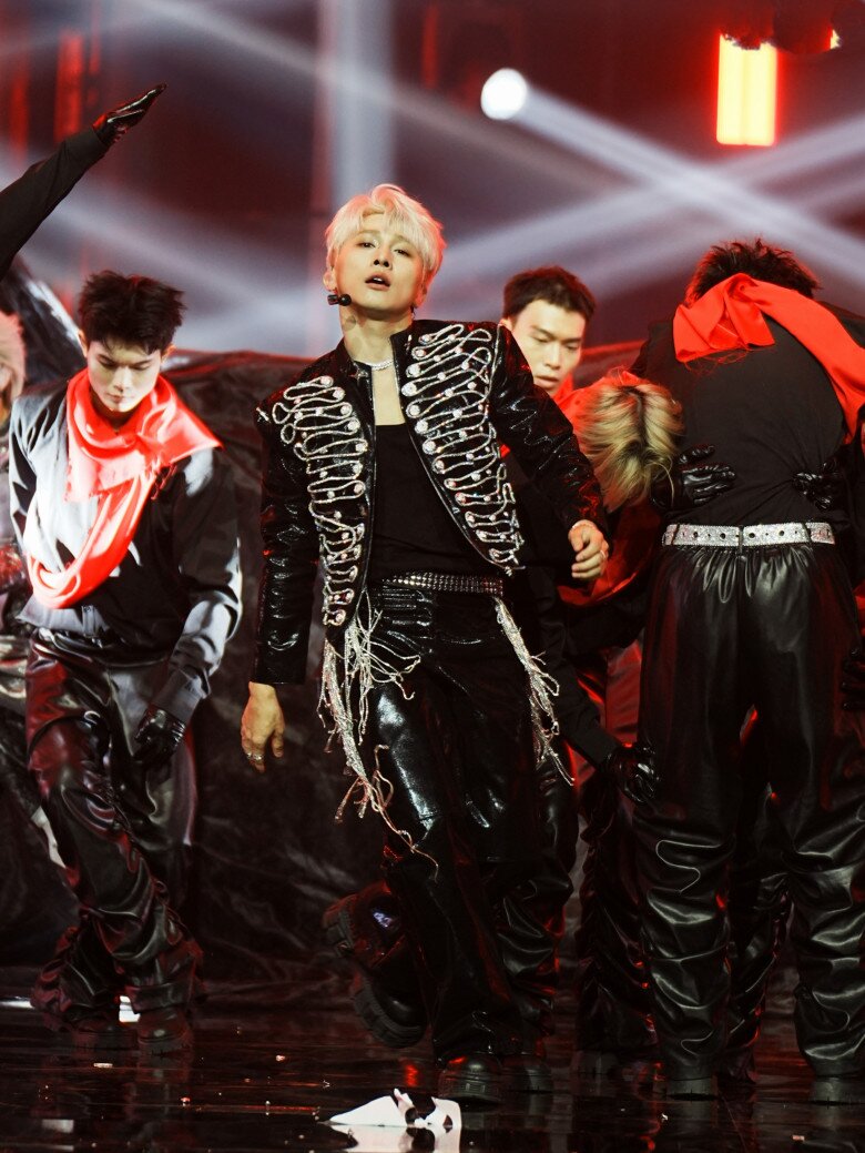 Nghệ sĩ xuất hiện đầy ma mị trên sân khấu.