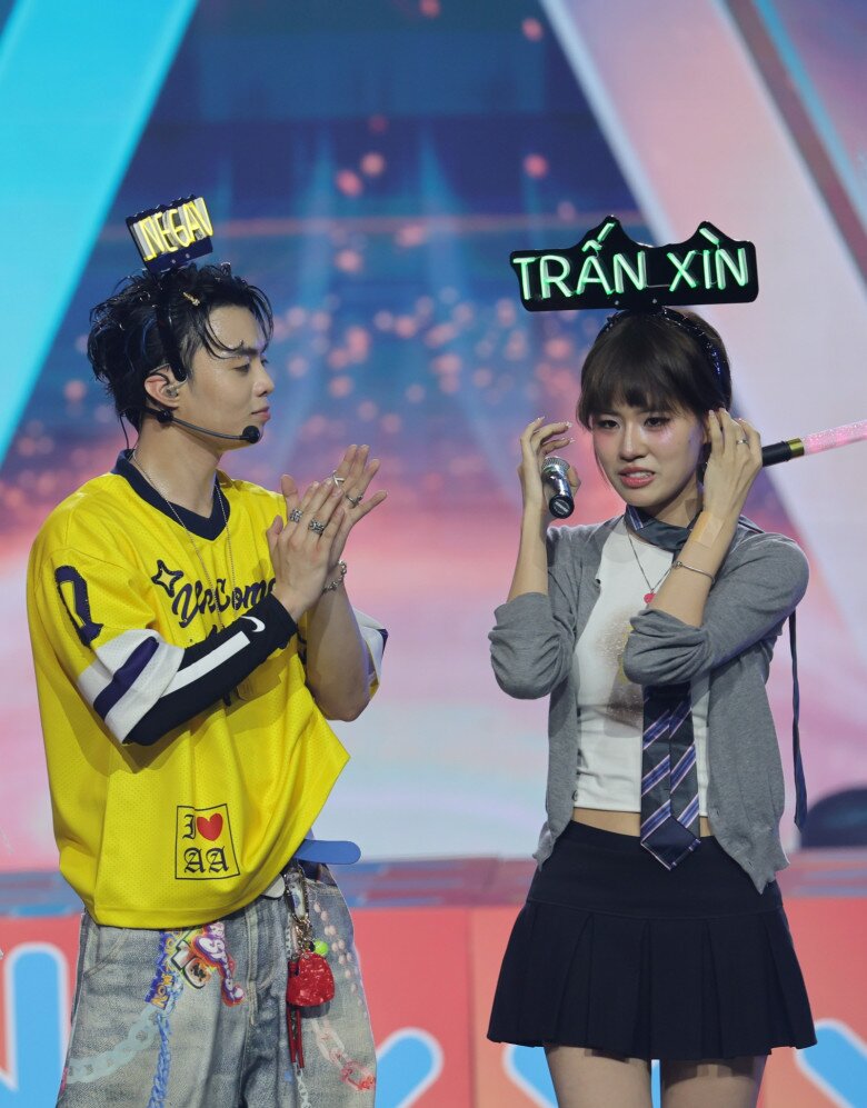 Pháo công khai làm bạn gái Negav trên sân khấu.