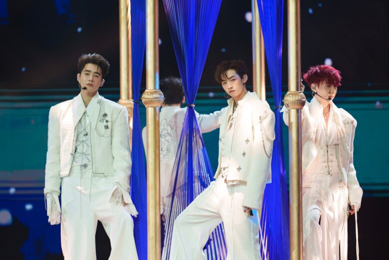 Đội buitruonglinh mang đến sân khấu ballad đầy xúc động.