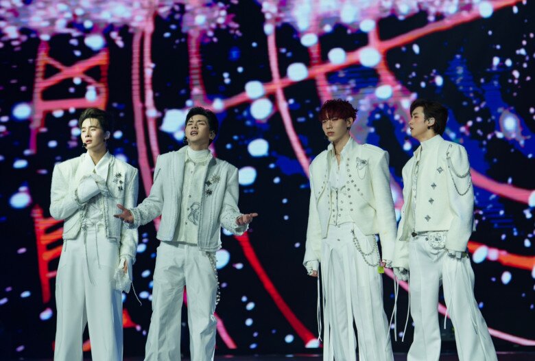 Các anh trai xuất hiện trong trang phục trắng tinh khôi, làm tăng thêm phần lãng mạn.