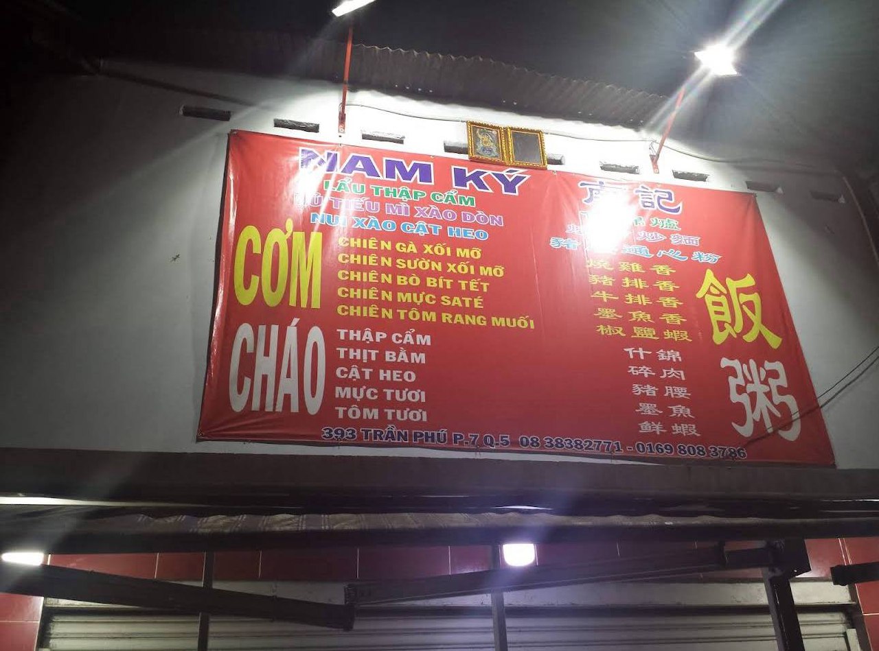 Trấn Thành dẫn 2 gái xinh đi án hủ tiếu xào 