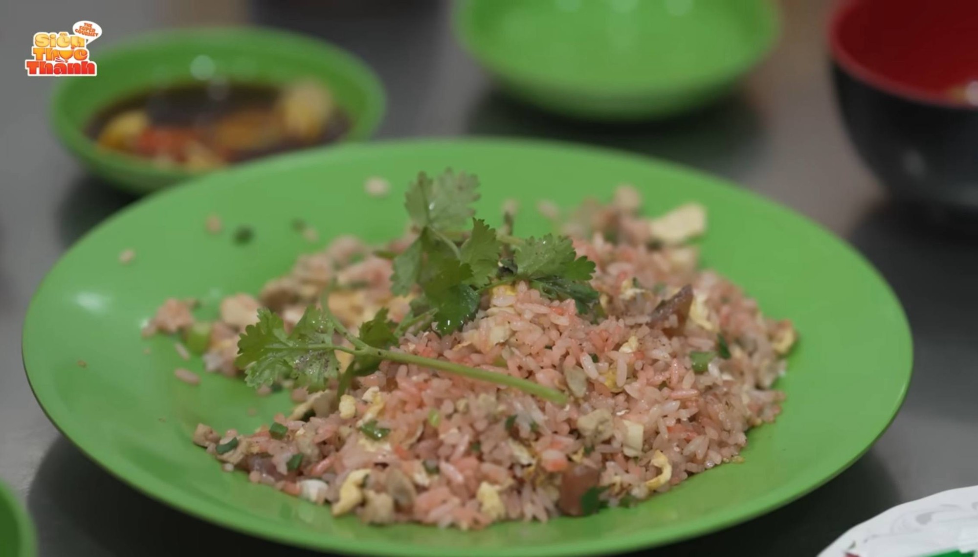 Trấn Thành dẫn 2 gái xinh đi án hủ tiếu xào 