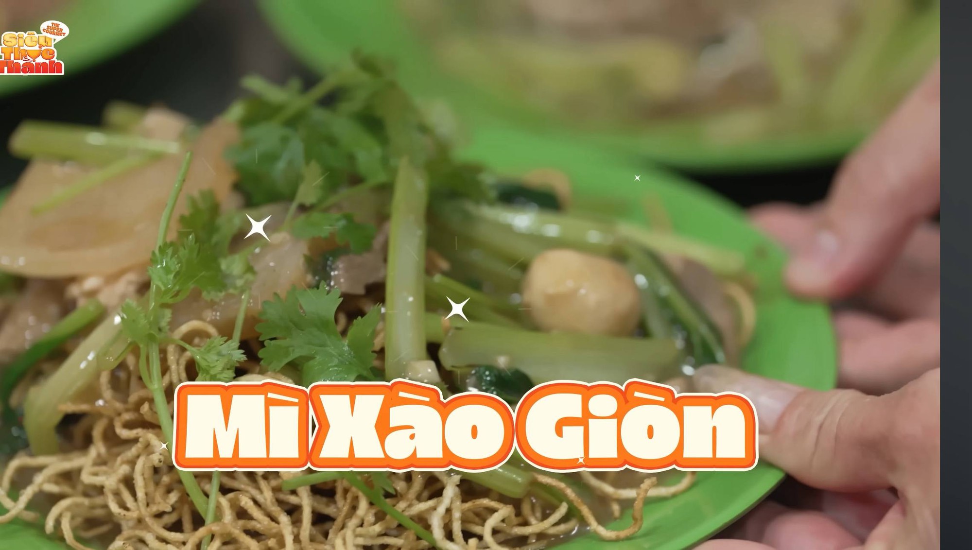 Trấn Thành dẫn 2 gái xinh đi án hủ tiếu xào 