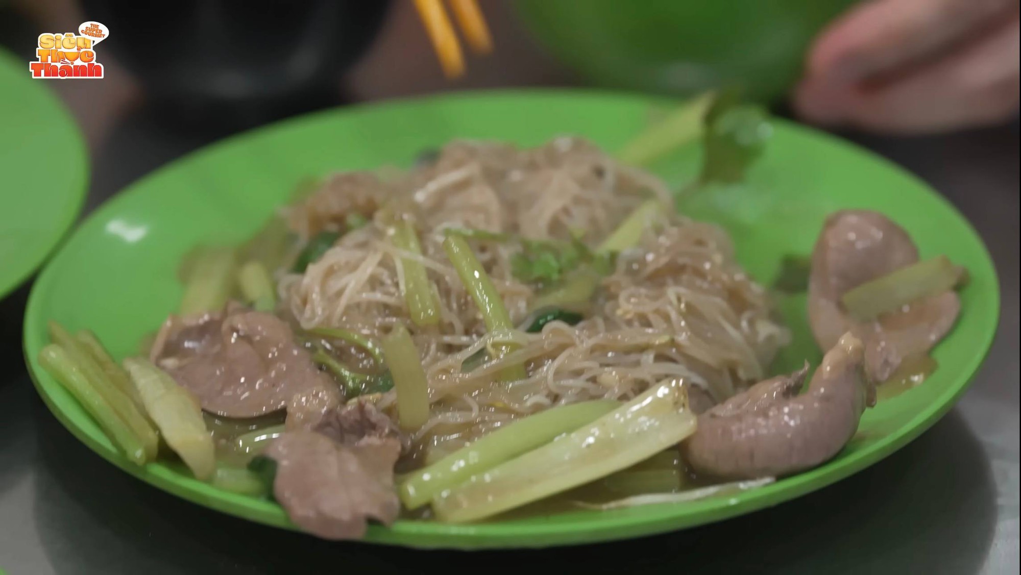 Trấn Thành dẫn 2 gái xinh đi án hủ tiếu xào 