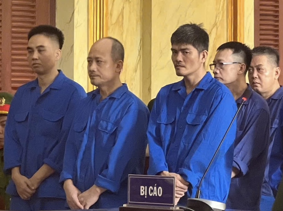 Gen Z ở An Giang mang hàng trăm tỉ đồng qua Campuchia làm chuyện bất ngờ- Ảnh 2.