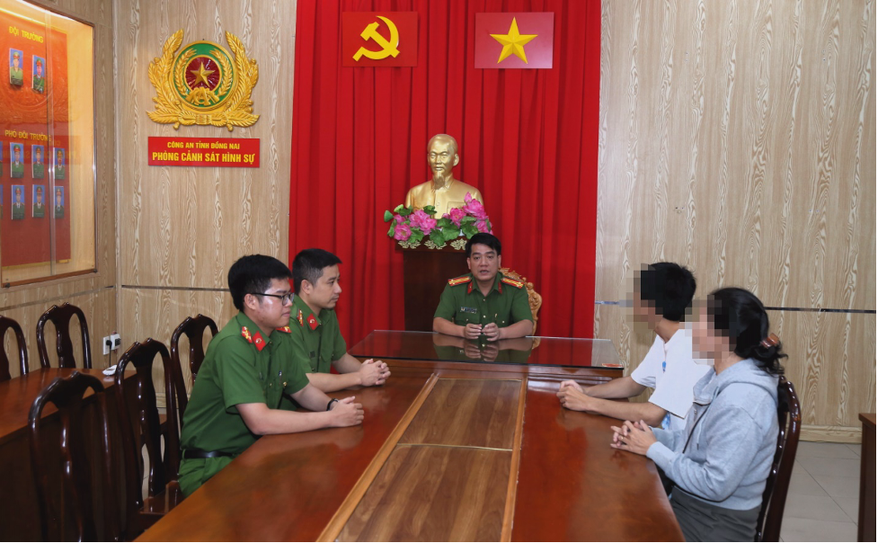 1760243093 208 Chan dung nam sinh vien dang bi dieu khien di