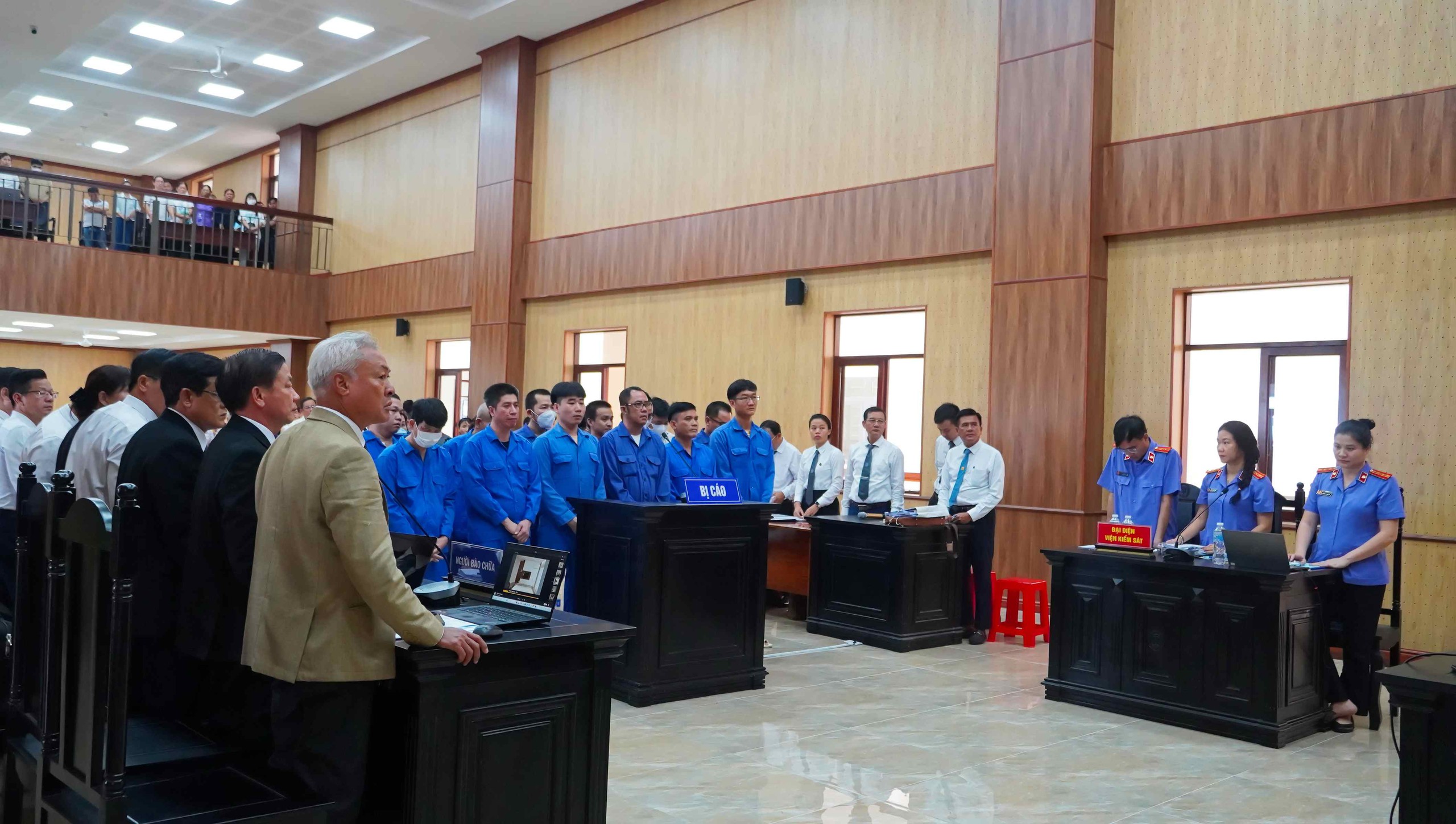 Đang xét xử hàng loạt cựu công chức trong vụ án 