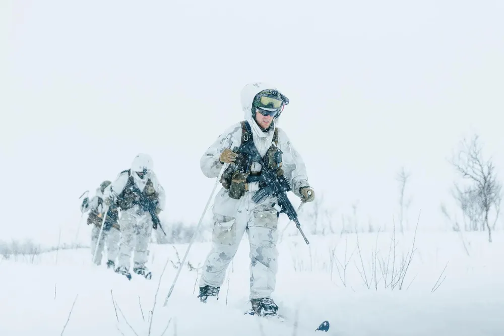 Binh sĩ hoạt động tại Bắc Cực đối mặt nhiều thách thức. Ảnh: LỰC LƯỢNG VŨ TRANG NA UY 1800x1200 (1).jpg