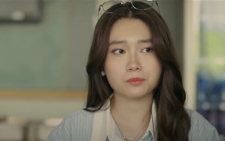 Sát cánh bên Tú còn có Thư (Kiều My), hiện cô đang phụ trách mảng tài chính tại OEC.