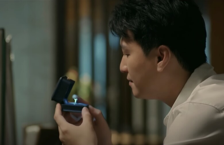 Bách hiện đang sống ở Nhật và chuẩn bị cầu hôn bạn gái.