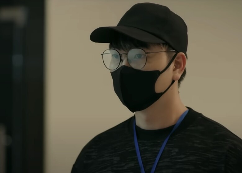 Danh tính của chàng trai bí ẩn vô tình lướt qua Tú được dự đoán là Đức.