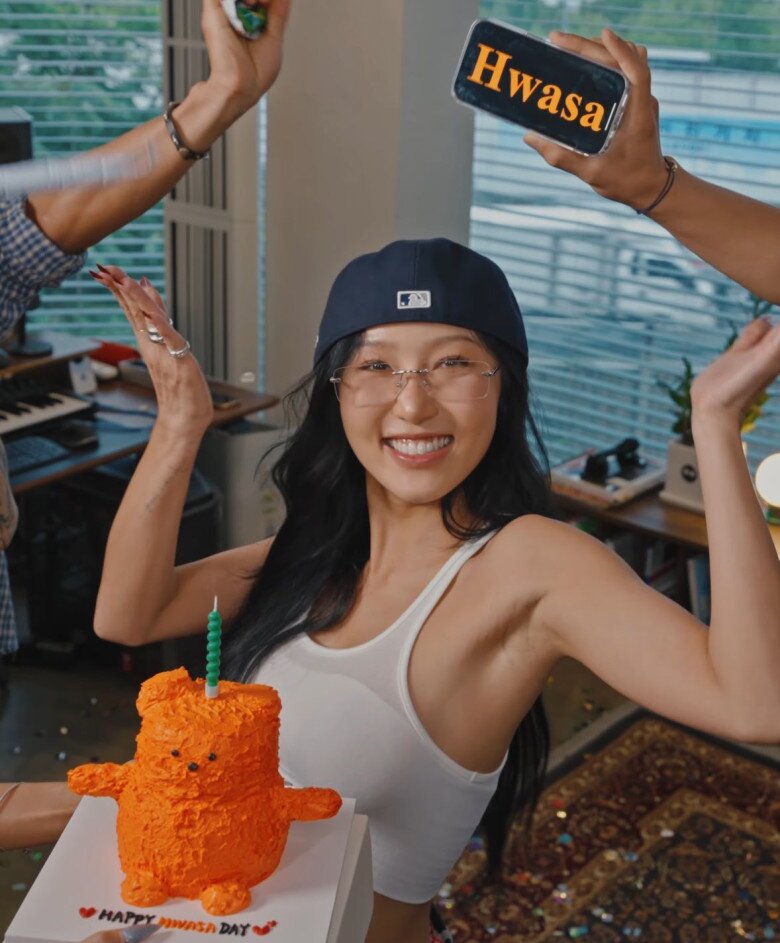 Bên cạnh việc ăn uống, Hwasa còn kết hợp luyện tập khoa học để giữ dáng. Mỗi ngày, ngoài tập vũ đạo, nữ idol còn kết thân với yoga, pilates và aerobic để siết eo, đốt mỡ, giữ dáng săn chắc.