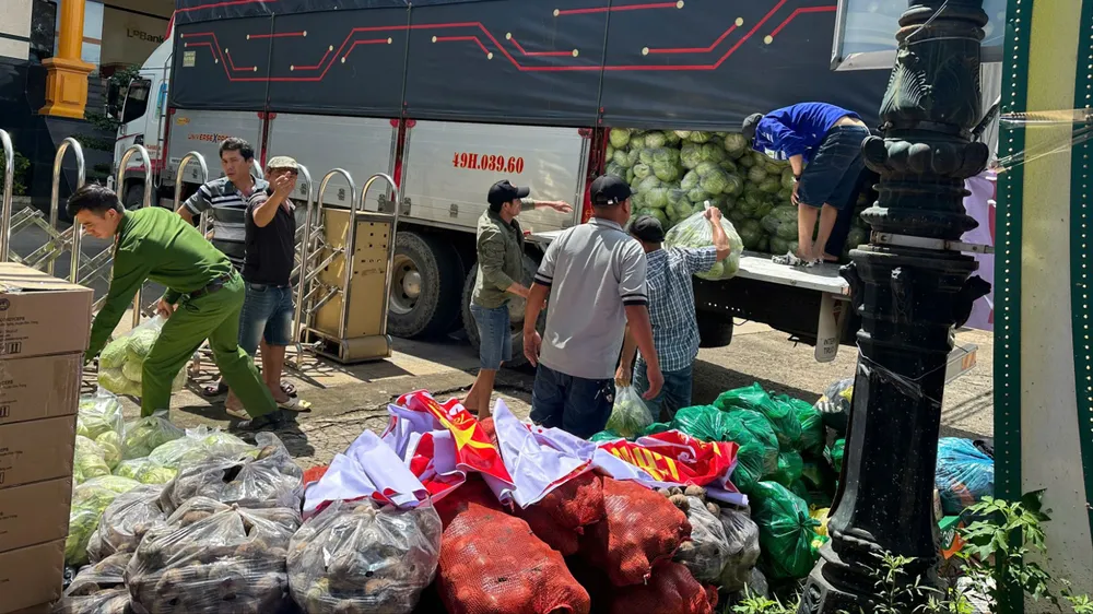 Rau củ từ thủ phủ nông sản sạch Lâm Đồng đến với bà con vùng lũ. Ảnh: PAD