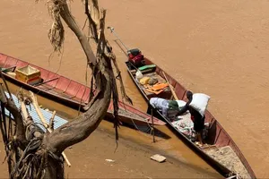 Người dân tỉnh Lâm Đồng vượt hàng trăm cây số mang yêu thương đến vùng lũ Nghệ An