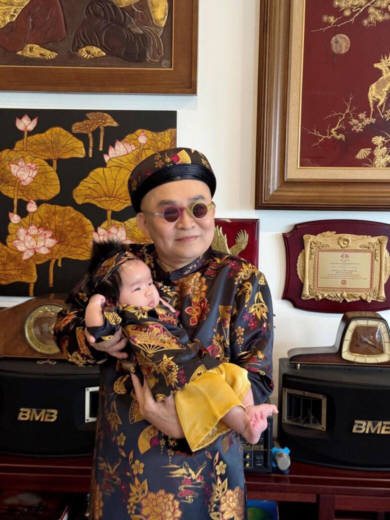 Nam nghệ sĩ diện quần áo đồng điệu với cháu ngoại.