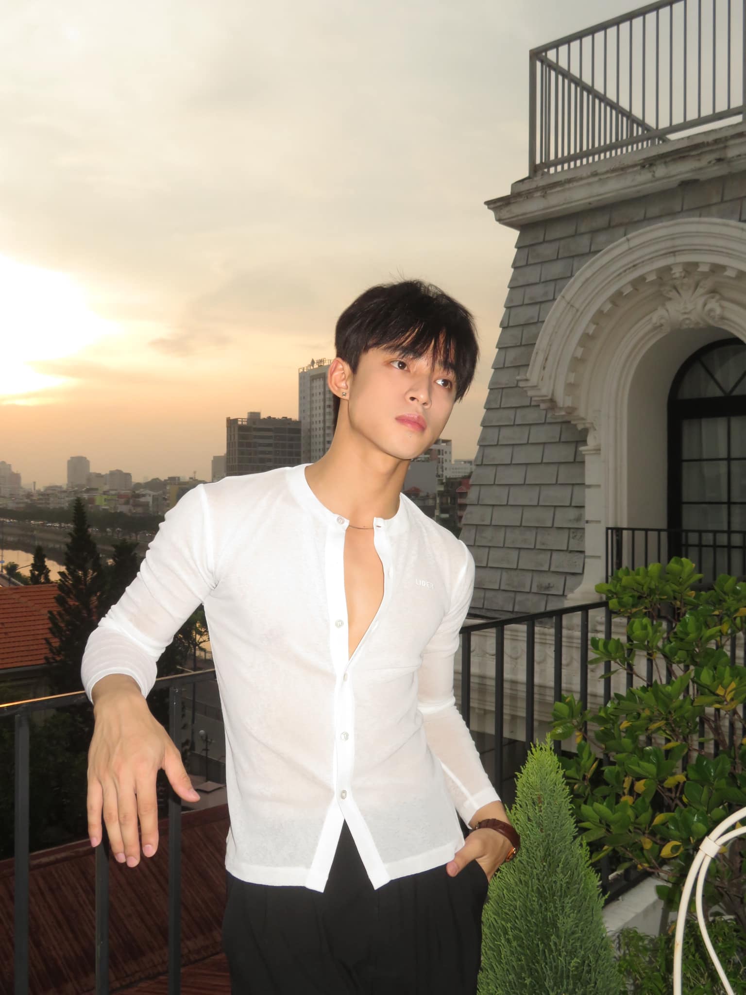 Á hậu Việt công khai hẹn hò trai đẹp 6 múi, thấp hơn 10 cm?- Ảnh 7.