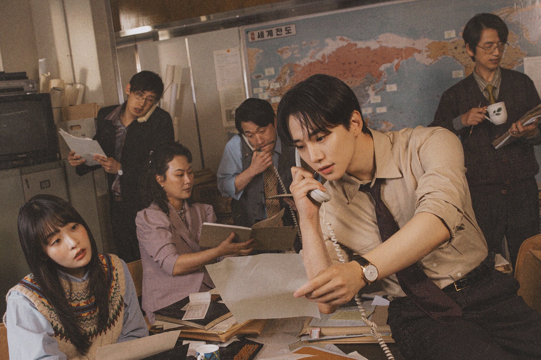 Những bộ phim Hàn xứng đáng "cày xuyên đêm" trong tháng 10 này: Từ chuyện tình nghìn năm tới cuộc hoán hồn dưới trăng- Ảnh 5.