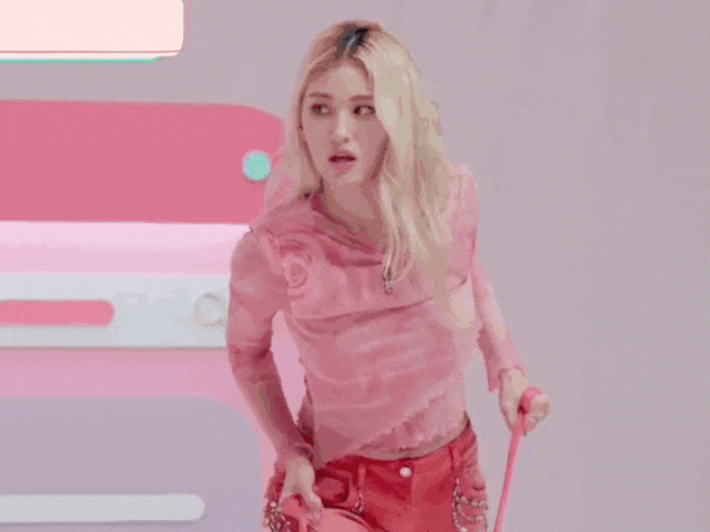 Somi dùng dây đàn hồi để luyện cơ tay và vai, giúp loại bỏ mỡ thừa mà vẫn giữ nét thon gọn, mềm mại. Cô đứng trên dây, kéo nhẹ ra phía sau nhiều lần để tạo áp lực lên cánh tay và lưng.