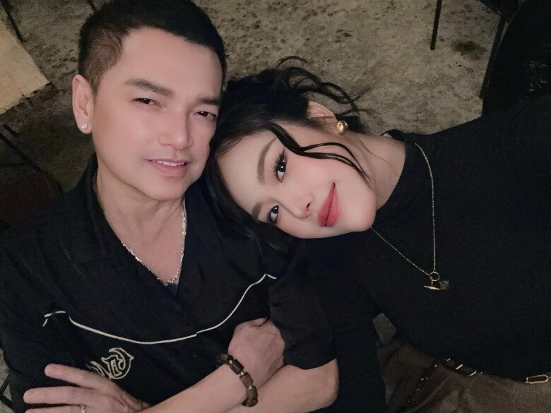 Bạn gái Quang Minh khoe cảnh con hôn tới tấp vào điện thoại khi bố đi làm xa, quý tử bé xíu đã sống tình cảm 2 Tăng Khánh Chi và Quang Minh nhận được nhiều sự chú ý khi công khai chuyện tình chênh lệch 37 tuổi.