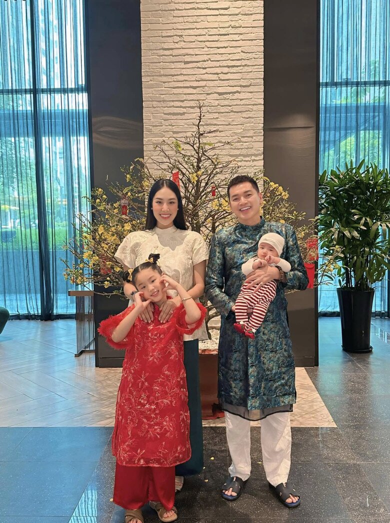 Bạn gái Quang Minh khoe cảnh con hôn tới tấp vào điện thoại khi bố đi làm xa, quý tử bé xíu đã sống tình cảm 3 Cặp đôi chào đón quý tử chung vào cuối năm 2024.