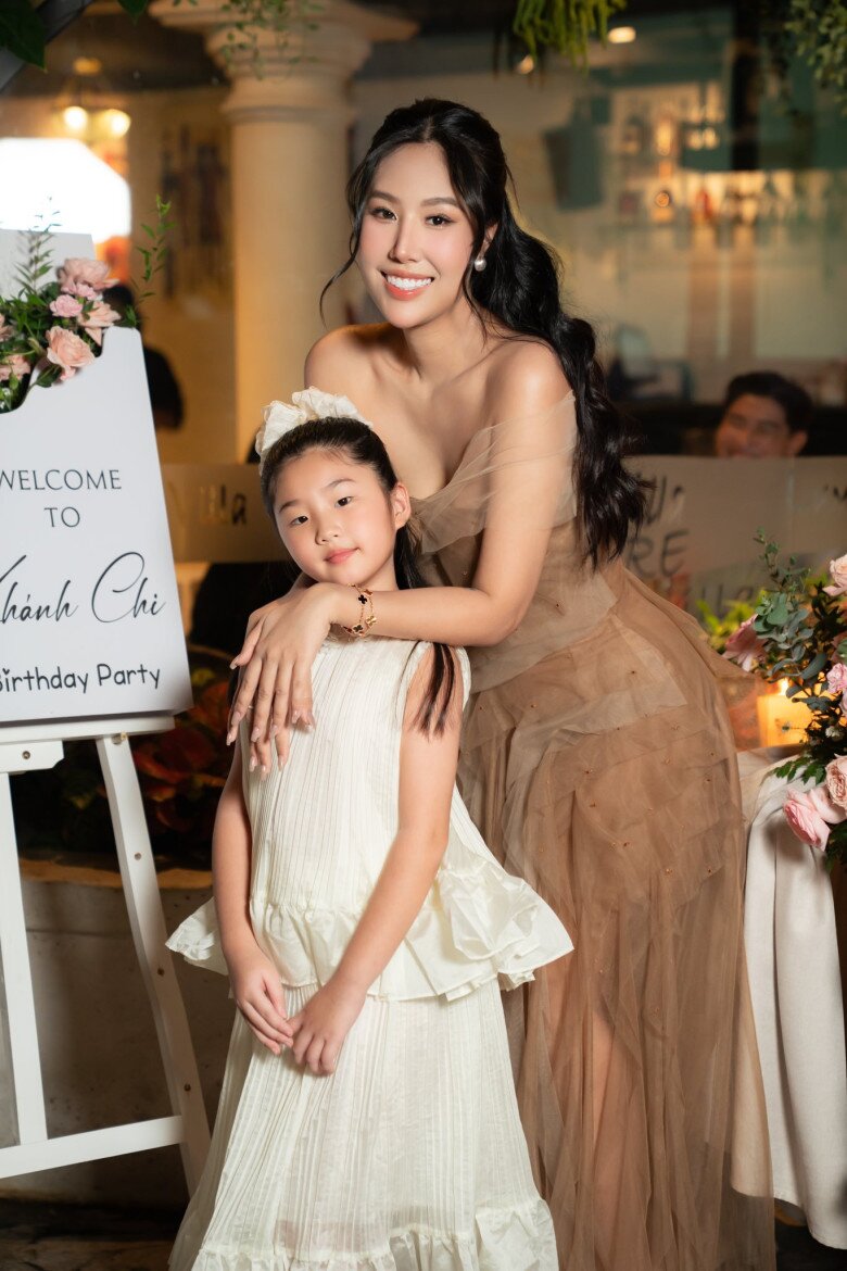 Bạn gái Quang Minh khoe cảnh con hôn tới tấp vào điện thoại khi bố đi làm xa, quý tử bé xíu đã sống tình cảm 4 Tăng Khánh Chi từng trải qua đổ vỡ tình cảm và 1 con riêng.