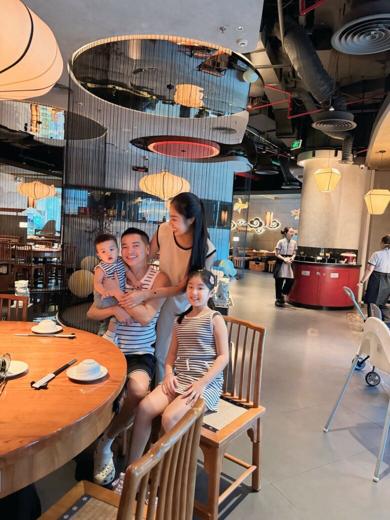 Bạn gái Quang Minh khoe cảnh con hôn tới tấp vào điện thoại khi bố đi làm xa, quý tử bé xíu đã sống tình cảm 7 Quang Minh từng rất stress bởi những lời công kích từ cư dân mạng, phải tắt nguồn điện thoại.