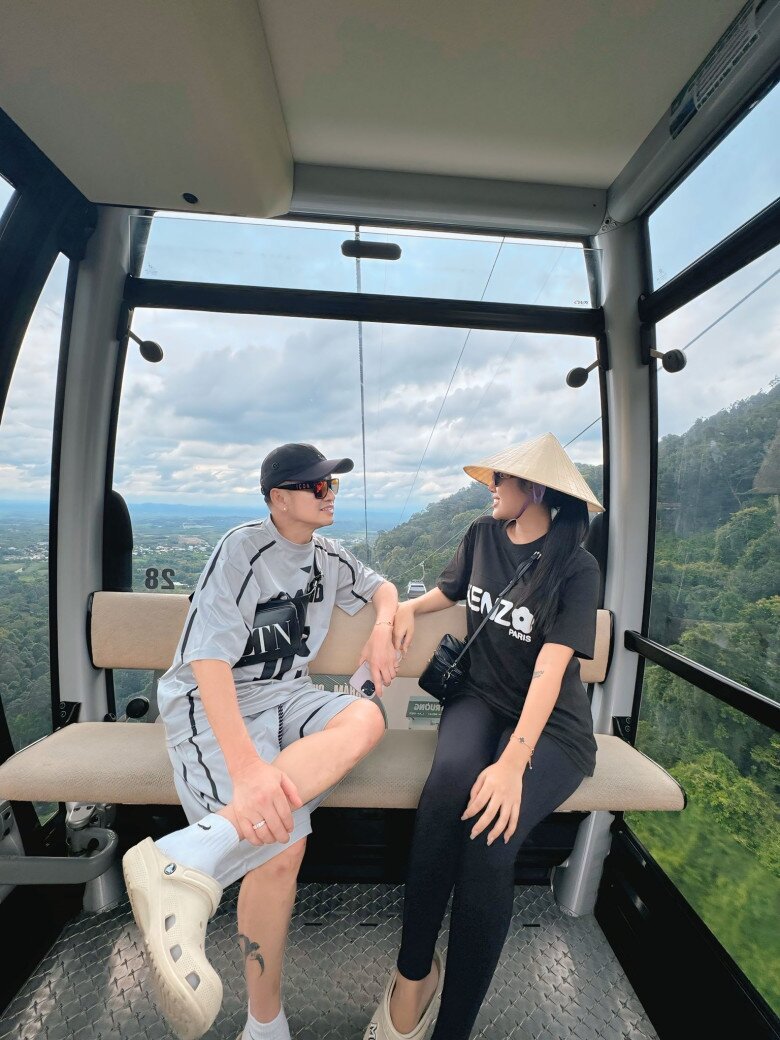 Bạn gái Quang Minh khoe cảnh con hôn tới tấp vào điện thoại khi bố đi làm xa, quý tử bé xíu đã sống tình cảm 8 Cặp đôi đương đầu với tiêu cực, giữ vững hạnh phúc mặn nồng bên nhau.