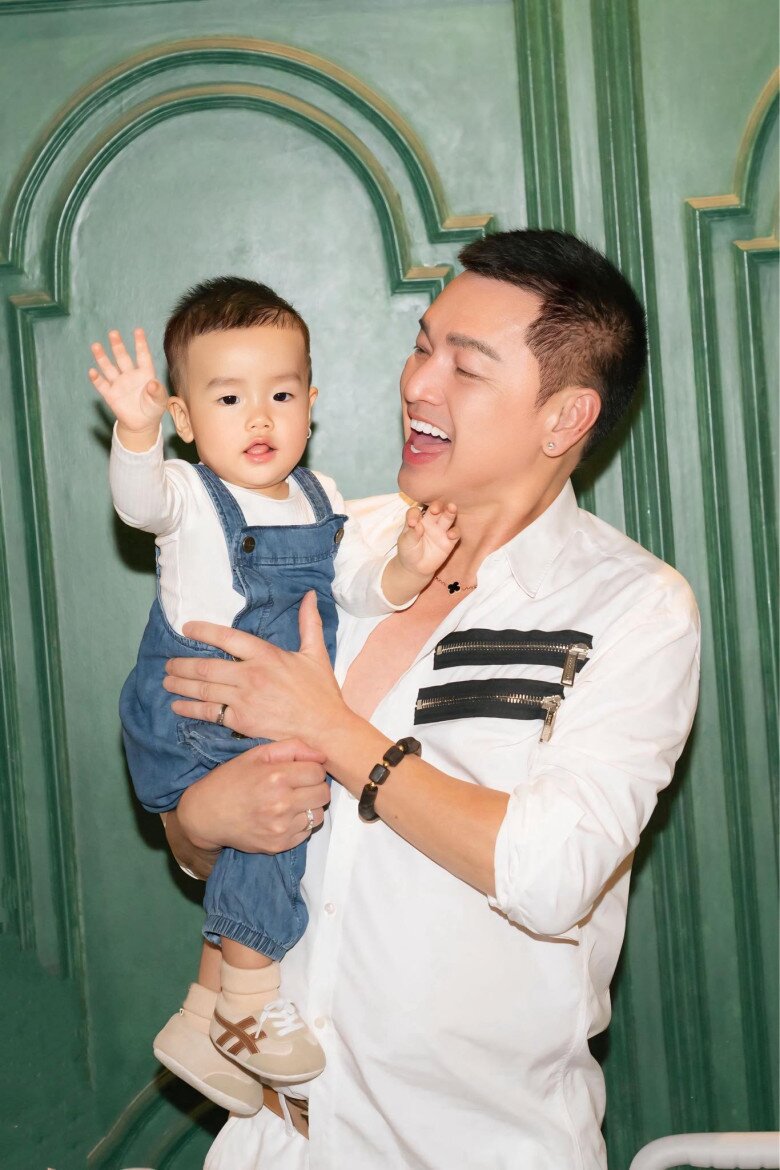 Bạn gái Quang Minh khoe cảnh con hôn tới tấp vào điện thoại khi bố đi làm xa, quý tử bé xíu đã sống tình cảm 9 Quang Minh thương quý tử chào đời khi mình đã quá già.