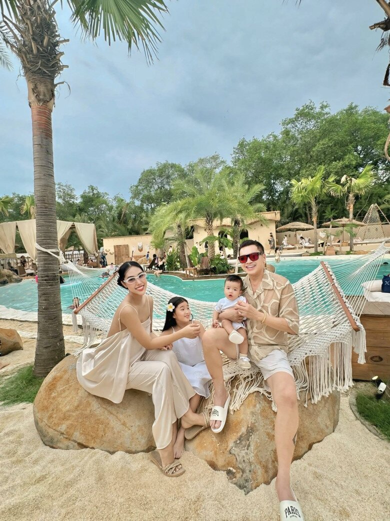 Bạn gái Quang Minh khoe cảnh con hôn tới tấp vào điện thoại khi bố đi làm xa, quý tử bé xíu đã sống tình cảm 11 Quang Minh thường đưa Tăng Khánh Chi và các con đi du lịch khắp nơi.