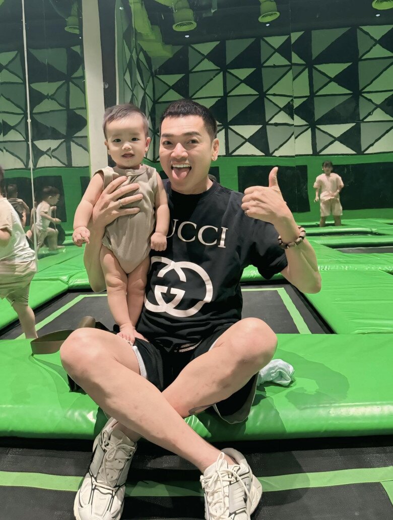 Bạn gái Quang Minh khoe cảnh con hôn tới tấp vào điện thoại khi bố đi làm xa, quý tử bé xíu đã sống tình cảm 10 Nam nghệ sĩ luôn cố gắng dành thời gian để chăm sóc gia đình, chứng kiến những khoảnh khắc trưởng thành của con trai.