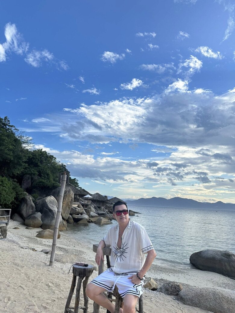 Bạn gái Quang Minh khoe cảnh con hôn tới tấp vào điện thoại khi bố đi làm xa, quý tử bé xíu đã sống tình cảm 12 Nam danh hài được nhận xét ngày càng “lão hóa ngược”, sành điệu hơn trước.