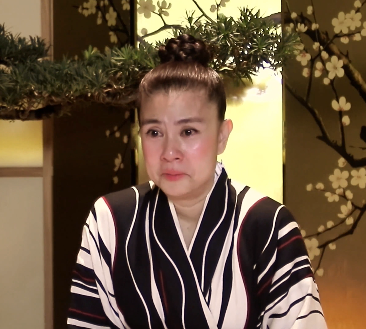 Diễn viên Việt ly hôn đại gia ngàn tỷ, phải đi bày mâm cúng cô hồn thuê, giờ sở hữu 2 nhà hàng sang trọng- Ảnh 2.