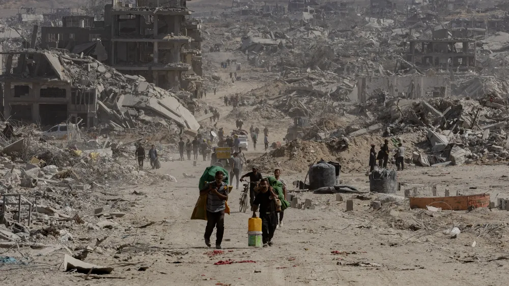 Người dân miền bắc Gaza trở về nhà sau khi thỏa thuận ngừng bắn có hiệu lực. Ảnh: THE NEW YORK TIMES Trung Đông hướng tới ‘Thượng đỉnh vì Hòa bình’ hậu ngừng bắn Israel-Hamas