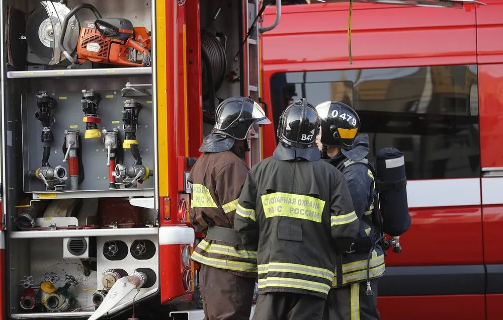 Lính cứu hoả làm việc tại hiện trường vụ hoả hoạn ngày 12-10. Ảnh: TASS 2.jpg