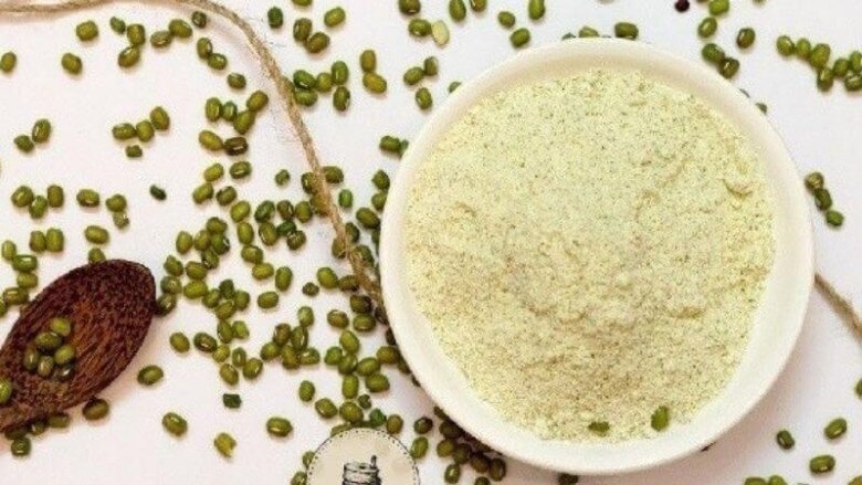 Chị em có thể dùng bột đậu xanh để kết hợp với nhiều nguyên liệu khác giúp dưỡng da.